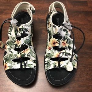 New without box. Ecco Bluma Tropical Toggle Sandal